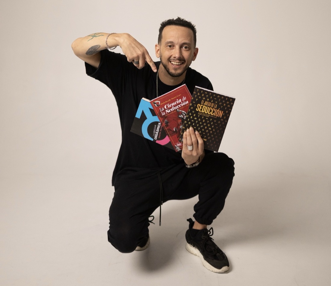 Martín Rieznik con sus tres libros